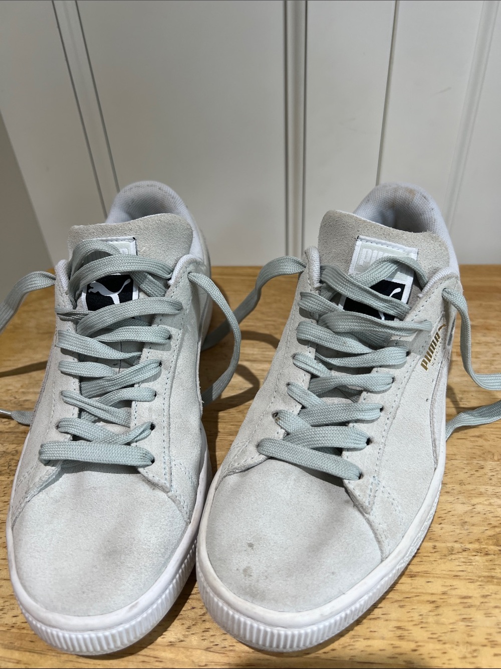 Puma Women's Low-Top Sneakers in Light Gray with Gold Logo